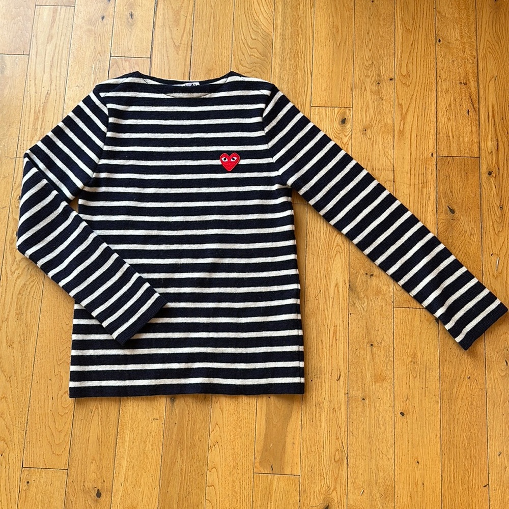 PLAY COMME DES GARCONS sweater. 100% wool. Excellent condition! Size L